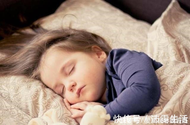 勇敢的人|孩子出现这几个表现,就该分床睡了,别让溺爱耽误孩子独立成长!