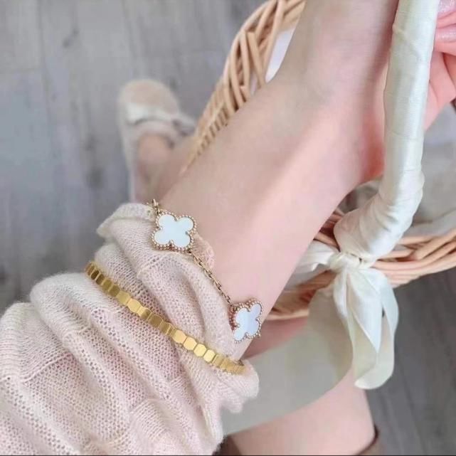 蜂巢不仅可以吃，大牌首饰作为设计元素，手腕上的六角形也很优美