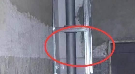 轻钢|一旦发现装修工人这样包水管，直接他赔钱走人，这是在毁了房子
