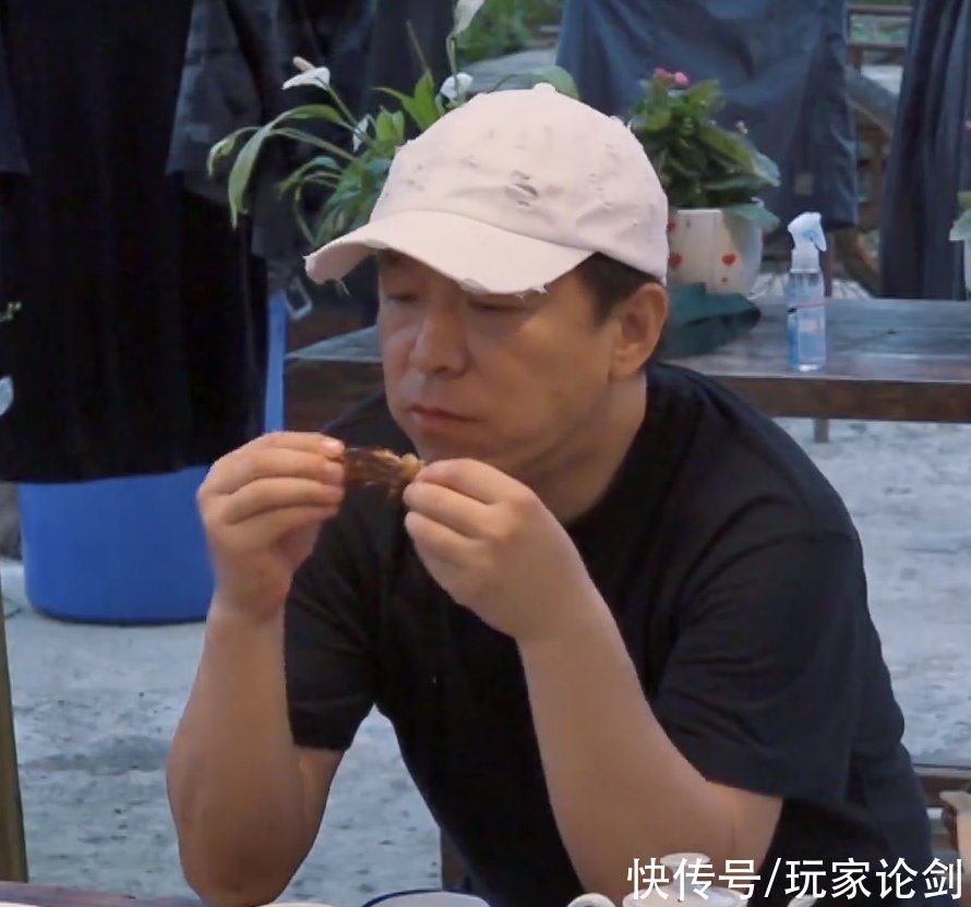 家人们|彭昱畅炒菜时肉掉在了地上，张艺兴举动成亮点，再也不说他奢侈了