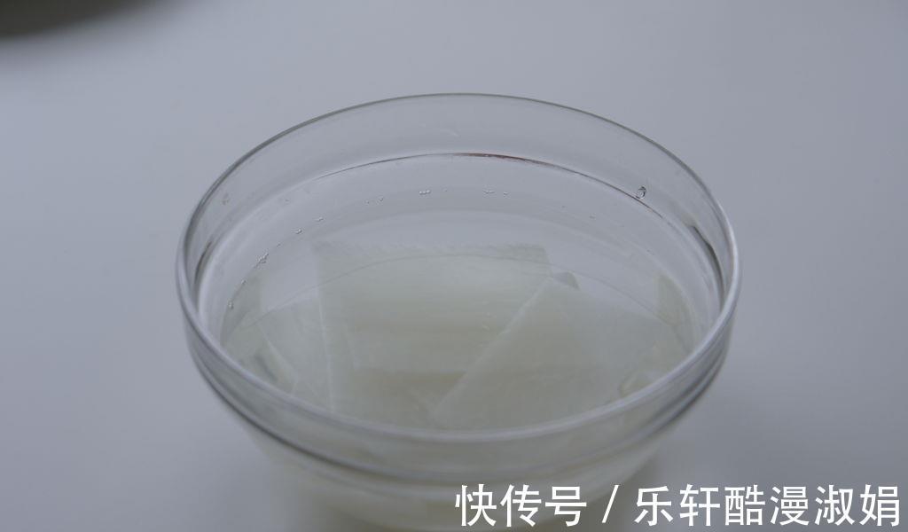 鸡肉|白萝卜鸡肉卷的家常做法，鲜香味美，好吃到根本停不下来