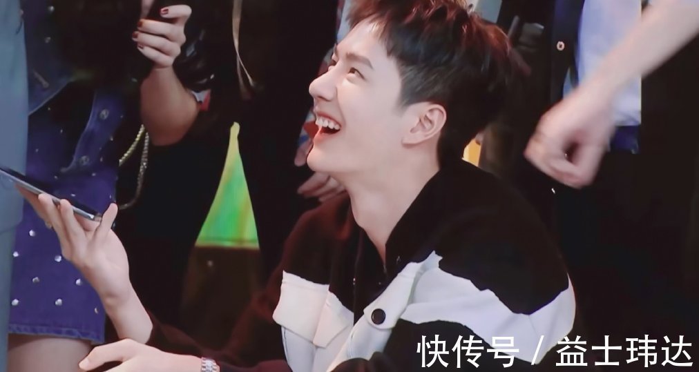 老總|王一博與品牌老總視頻，隔空飆戲毫無破綻，手動(dòng)滑屏暴露一切