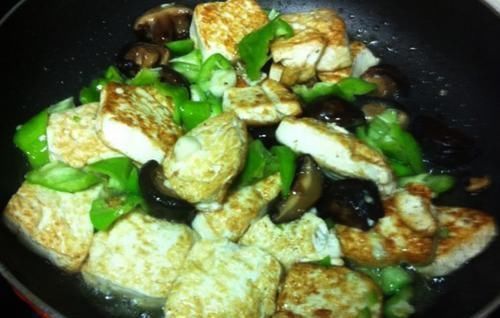 香菇和豆腐这样做，比肉香多了，两种高营养食材，实惠又美味