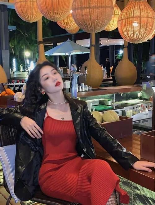 粉色针织衫+蓝色半身裙，一红一蓝的最佳CP组合，更加高贵典雅