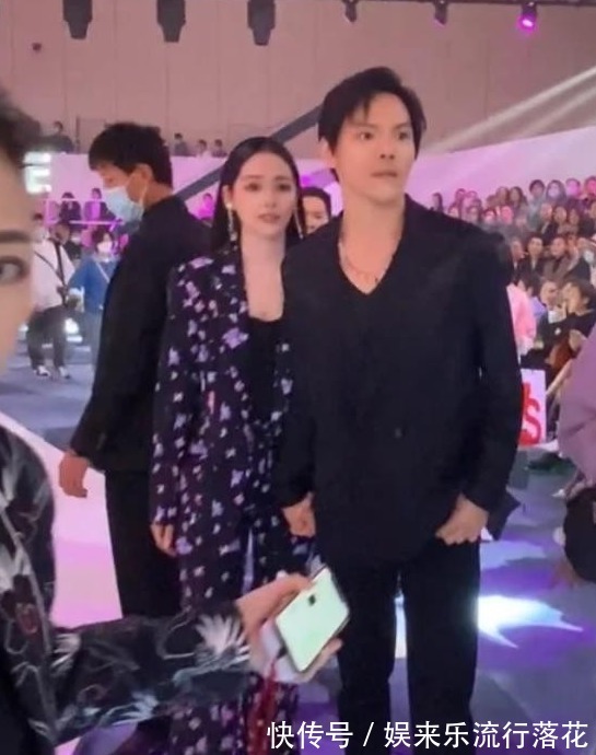 向华强|向佐一家逛展被遇!郭碧婷打扮随意显发福,72岁向华强比儿子时髦