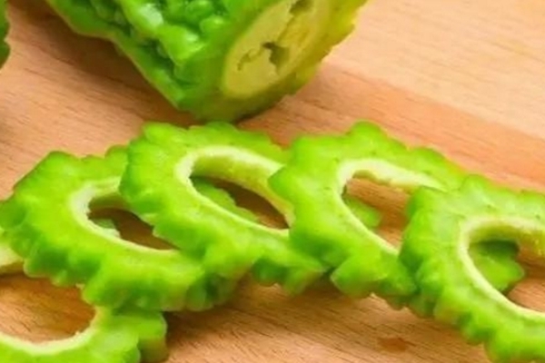 苦瓜营养却难吃只需简单的切掉“苦源”，苦瓜变“香瓜”