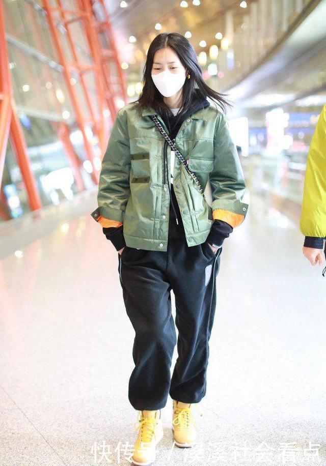 刘雯又把卫衣穿火了，这么搭配保暖舒适又时髦，特适合秋冬季