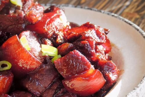 糖色|炖红烧肉时,炒糖色还是用酱油?学会正确做法,浓油赤酱肥而不腻