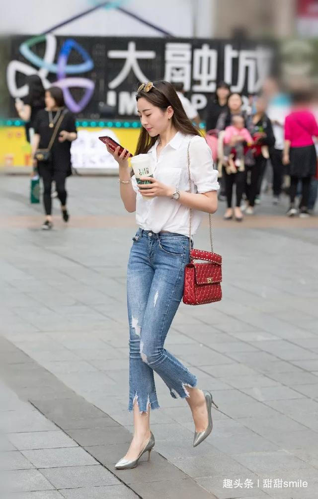 高跟鞋 美女脚上搭配着一双气质的高跟凉鞋,简约的搭配,显年轻又显时尚