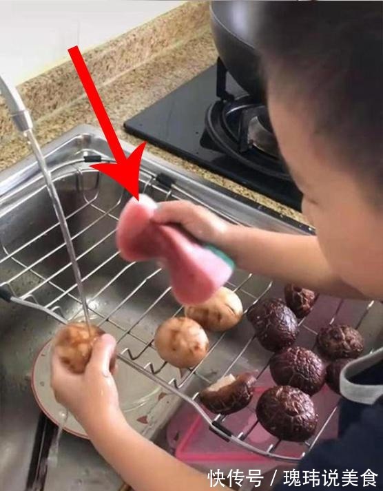 福林|爸爸让儿子洗香菇,儿子给香菇“抛光”,这秃噜皮香菇您满意吗