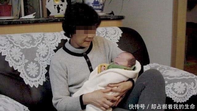 粗暴|爷爷因给孙子洗脚而意外走红,方式简单粗暴,网友:表情都扭曲了