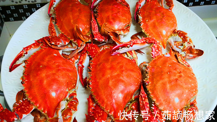 蒸螃蟹,冷水还是热水上锅多数人做错,难怪蟹黄外流,蟹腿一锅