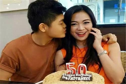 外婆|“最嫩外婆”产房门口抱外孙,路人疑惑:才生完孩子就能溜达了?