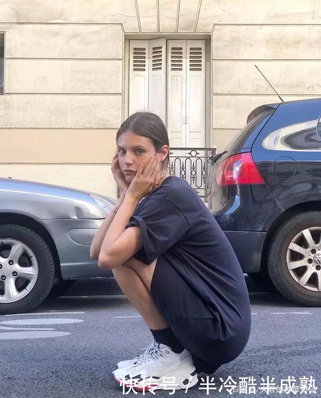 女人过了40岁,买短袖要谨记“3不要”,显得俗气廉价,谁穿谁丑