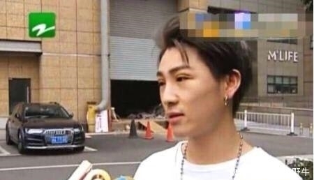 帅小伙花1300元割双眼皮，整完后却面临失业，网友：活该!