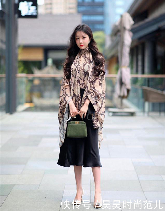 轻薄蝙蝠衫搭配黑色半身裙,简单随性的穿搭方