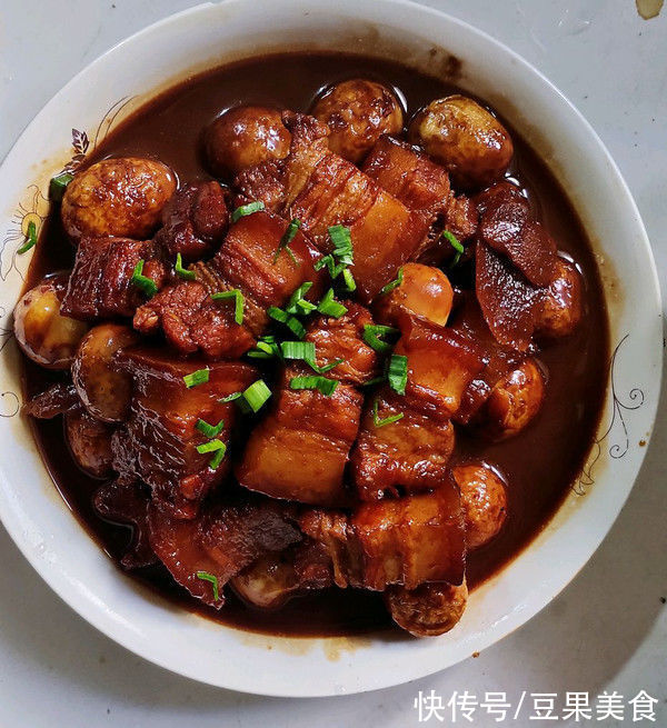 简单易做的虎皮鹌鹑蛋烧肉，让人吃了还想吃