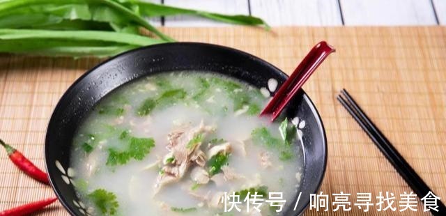 做羊汤时并不是什么料都放,几种调料即可,做出的羊汤更美味!