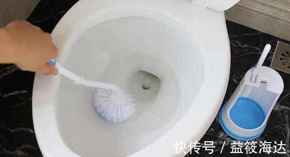 卫生间|闺蜜家从不刷马桶,却没有发黄和臭味,偷学发现用一招就能搞定