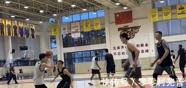 阿联|广东男篮训练队内比赛汤杰和阿联一组，汤杰或代替赵睿挑重担！