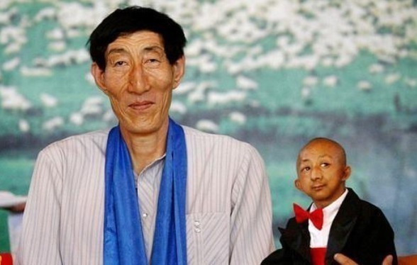 运动|中国第一巨人鲍喜顺不听医生劝告,执意生下一子,一家现状如何