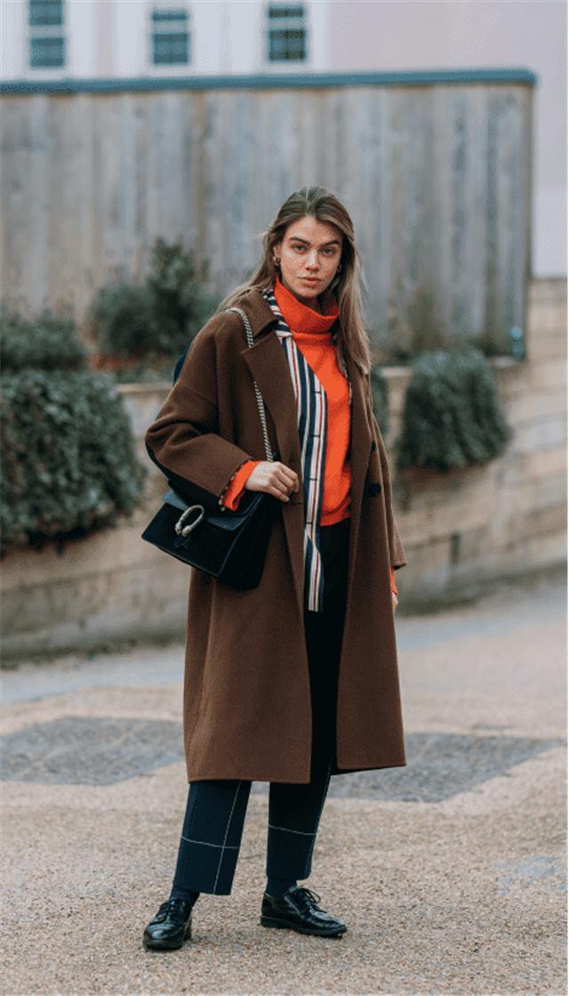 讲真的,穿大衣时,最好别配这2种裤子,多穿另外3种,显瘦又洋气