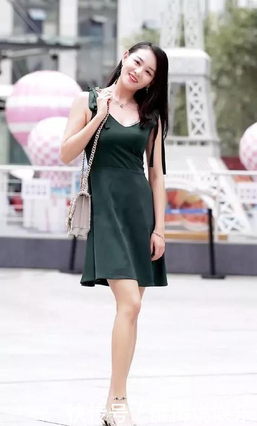 高跟鞋|街拍小姐姐黑色的上衣搭配牛仔短裤，很显青春活力的气息