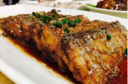 红烧带鱼时,不能直接下油锅,多加1步,肉质细腻鲜嫩,还去腥味