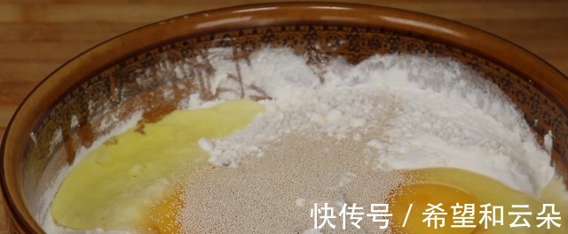 孩子零食别再出去买了,1碗面粉2个鸡蛋,上桌一口一个,特简单!