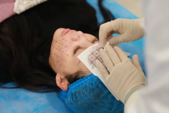 苏连轩|切神经、填耳朵…自残式整形为何频出?