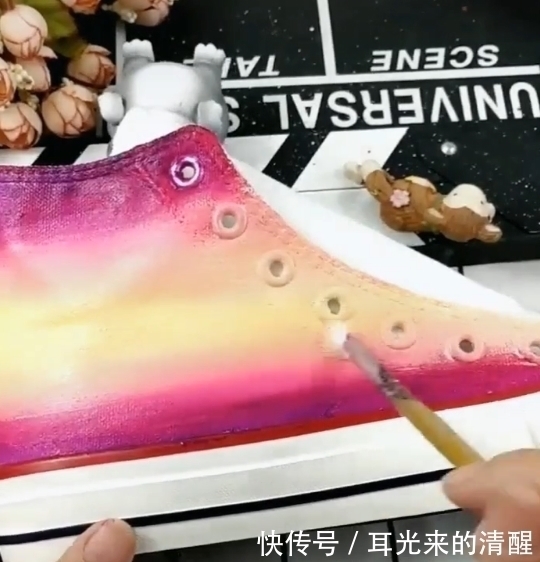 妈妈|美术生开脑洞,在白鞋上乱涂乱画,妈妈看到后:下次绝不轻饶你