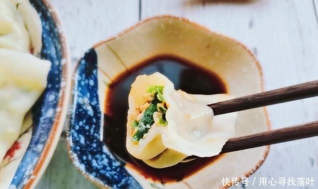 拌饺子馅的第一步是先放油或水,许多人在第一步就错了