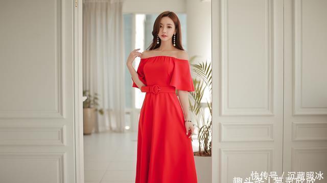 魅力孙允珠穿搭:石榴蜜红热恋喇叭长裙与轻熟蕊白奶昔叶片雪纺衫