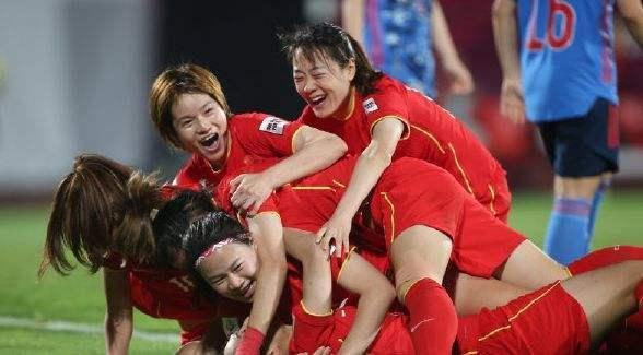 中国队|16倍镜还原,国足队长吴曦躲球艺术VS女足硬汉娄佳惠4次舍身救球