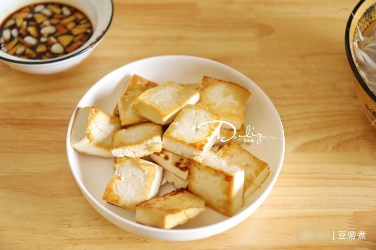 一家三口的午餐在朋友圈火了，整桌没个鱼，网友：精打细算太掉价