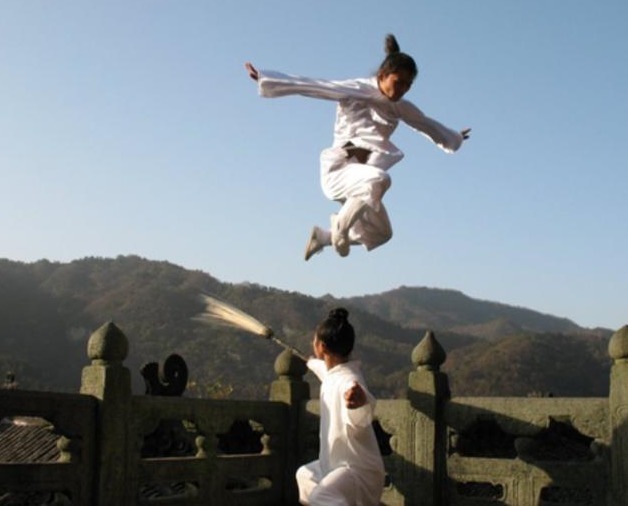 中国@他被誉为中国轻功第一人,一跃跳上四米高墙,2公里路只需5分钟