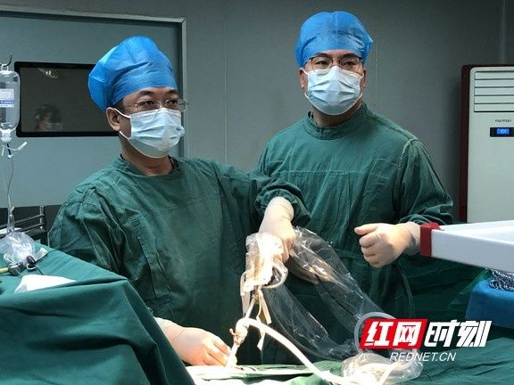 就医|娭毑腹痛8小时 紧急就医后取出30余颗岩石状结石