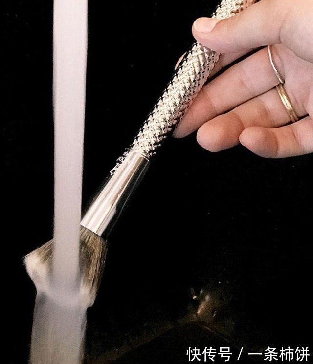 刷子|化妆工具的清洗方法一分钟轻松掌握,你知道怎么正确清洗刷子吗?