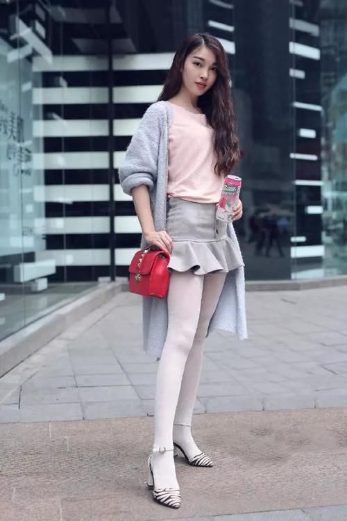 美女一双黑色的尖头高跟鞋显高又充满着魅力，带着一种时尚的气息