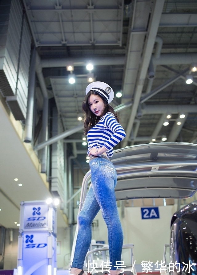 辣妈|辣妈穿短袖搭配牛仔裤,年龄变大了,却越穿越年轻!