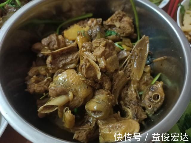 高温|带男友回家，爸爸顶着高温用柴火烧菜，吃完饭后男友留下2千元