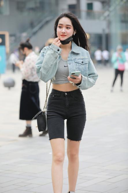 搭配|短款牛仔夹克搭配黑色五分裤, 青春靓丽, 酷飒有型