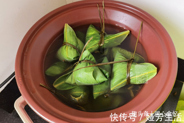 夹生|煮粽子，用冷水还是热水？煮多长时间？方法对了，粽子软糯不夹生