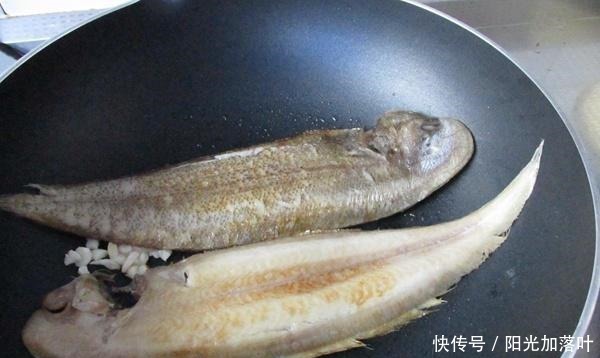 不粘锅|煎鱼时,不要直接用油煎,再加1步“它”,不粘锅,还要闻