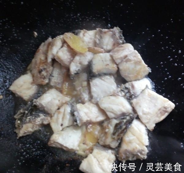 煎鱼时“不要”先开火倒油，20年老厨师教你1招，肉鲜不破皮