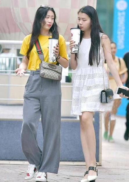 路人街拍：身材圆润的小姐姐，大长腿十分亮眼，笑容甜美可爱