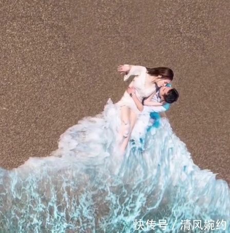 美好|情侣趁涨潮拍照,被浪花打湿狼狈寒冷,看到成片后一切都值得了