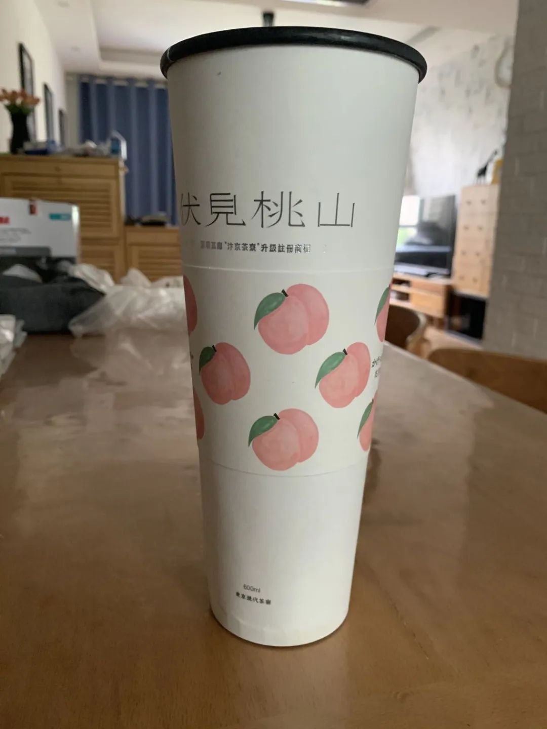 记者|网红奶茶大杯“内增高”?顾客剪开杯底:三分之一都是空的?