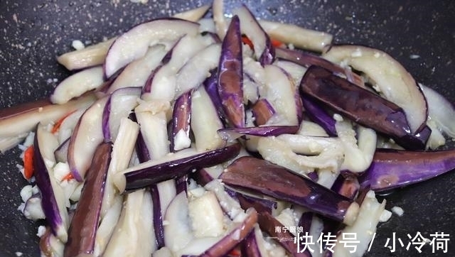 香茄子|炒茄子时，下锅前多做这一步，茄子不吸油还特别下饭，拿肉都不换