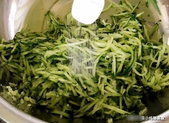 饺子馅|包黄瓜饺子，不要直接调馅，这样做，黄瓜鲜嫩不出水，营养不流失